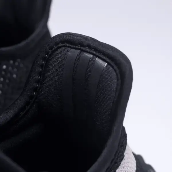 Yeezy 350 V2 "Oreo" - Imagem 5